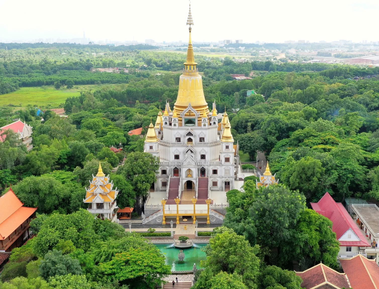 Toàn cảnh Tổ Đình Bửu Long nhìn từ trên cao giữa rừng cây xanh ngắt